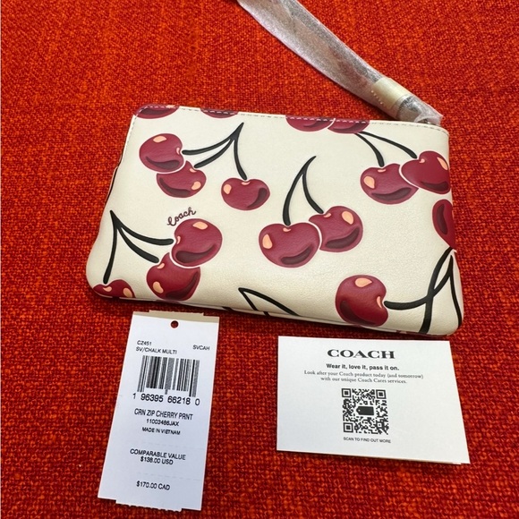 ❤️❤️❤️NEW Coach wristlet/wallet with cherry print /silvertone hardware ❤️❤️❤️ - Picture 5 of 10